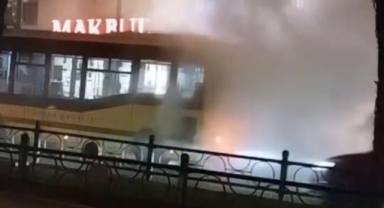 Belediye otobüsü arıza yaptı, çevreyi duman sardı