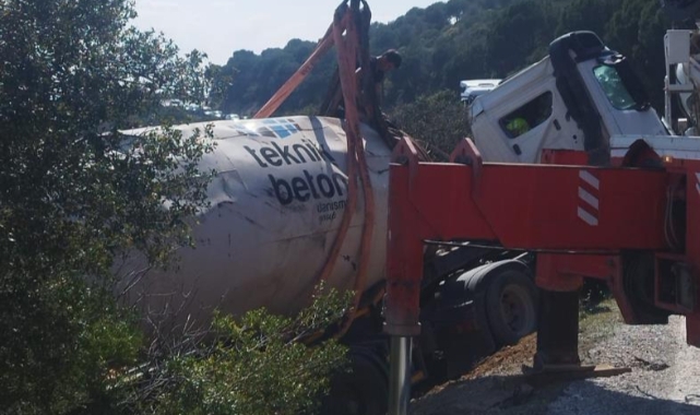 Beton mikseri yan yattı, sürücü ağır yaralandı