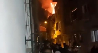 Binanın çatı katı alevlere teslim oldu