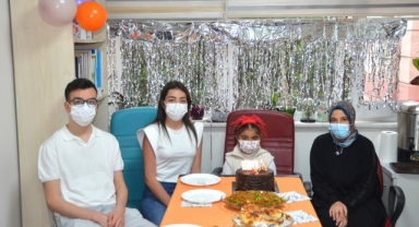 Böbrek nakli olan çocuklar hekimleriyle bir araya geldi