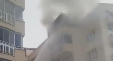 Bursa'da 5 katlı binanın çatısı alevlere teslim oldu