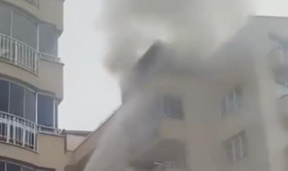 Bursa'da 5 katlı binanın çatısı alevlere teslim oldu