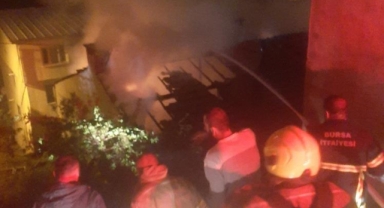 Bursa'da evin çatı katı alev alev yandı