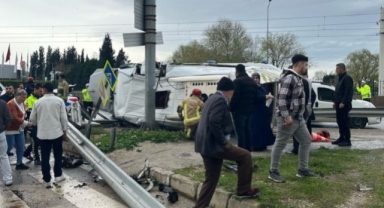 Servis aracı bariyerlere çarptı:1 ölü, 5 yaralı