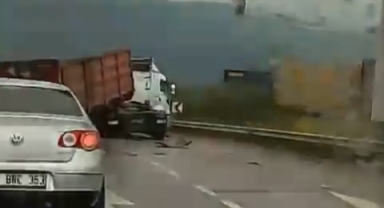 Damperi açılan tır üst geçide çarptı