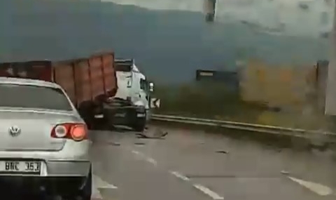 Damperi açılan tır üst geçide çarptı