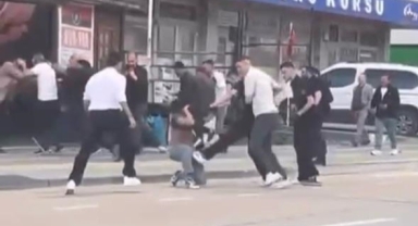 Ekipler ile kalabalık arasında arbede çıktı