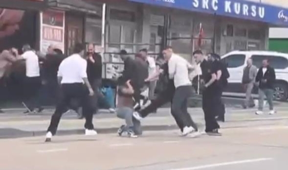 Ekipler ile kalabalık arasında arbede çıktı