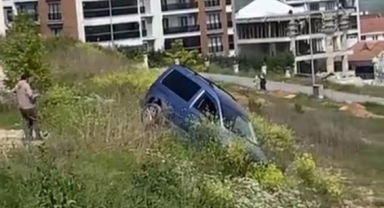 El freni çekilmeyi unutulan araç şarampole uçtu