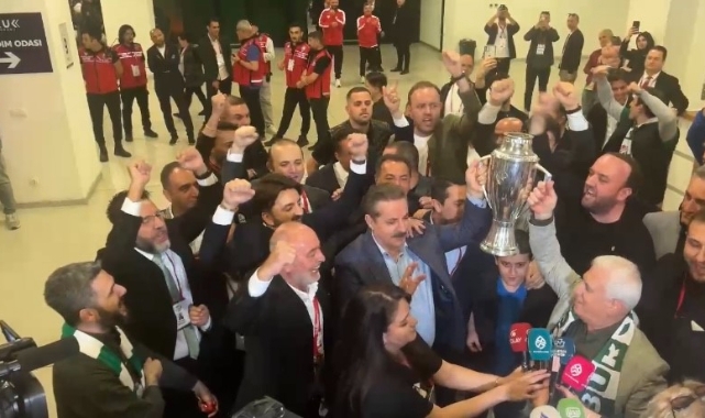 Faruk Çelik ve Mustafa Bozbey şampiyonluk kupasını birlikte kaldırdı