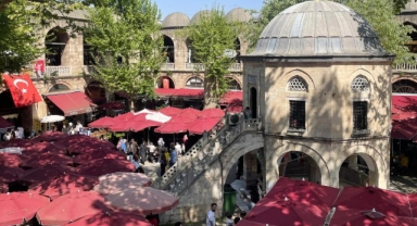 Güzel havada Tarihi Hanlar Bölgesi tıklım tıklım