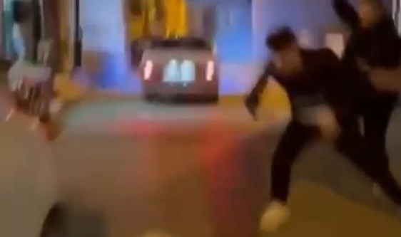 İki grup sokağı boks ringine çevirdiler