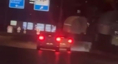 İki sürücünün yol verme inadı kamerada