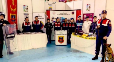İnegöl'de gerçekleşen fuarda jandarma yer aldı