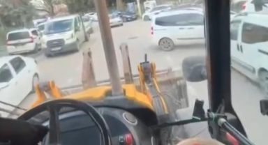 İş makinesi ile tehlikeli yolculuk kamerada