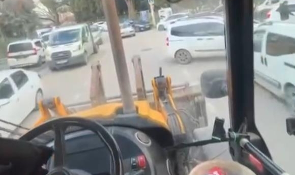 İş makinesi ile tehlikeli yolculuk kamerada