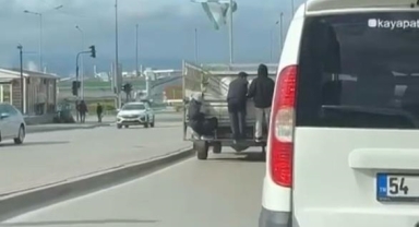 Kamyonetin arkasında tehlikeli yolculuk