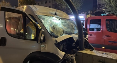 Kontrolden çıkan minibüs alt geçidin duvarına çarptı