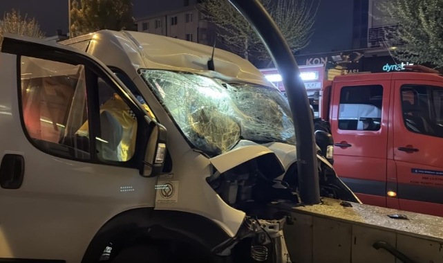 Kontrolden çıkan minibüs alt geçidin duvarına çarptı