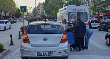 Kontrolden çıkan motosiklet önündeki otomobile çarptı