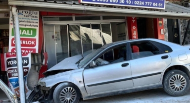 Kontrolden çıkan otomobil iş yerine daldı