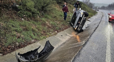 Kontrolden çıkan otomobil kanala devrildi: 2 yaralı