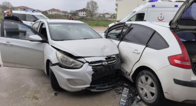 Kontrolden çıkan otomobil park halindeki araçlara çarptı
