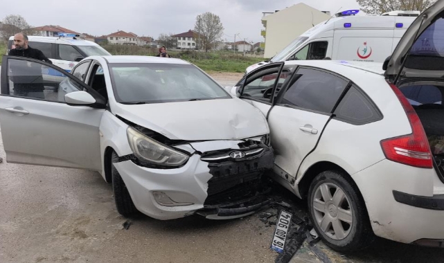 Kontrolden çıkan otomobil park halindeki araçlara çarptı