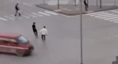 Mendilciler ile sürücü akan trafikte kavga etti