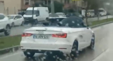 Milyonluk arabada ıslanmamak için şemsiye açtı