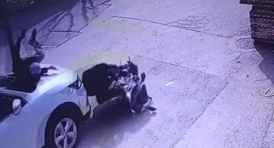 Motosiklet sürücüsünün yaralandığı kaza kamerada