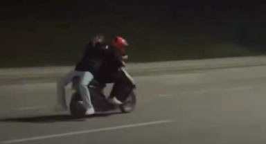 Motosiklete ters bindi, tehlikeli anlar kamerada