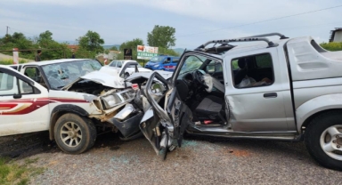 Otomobiller kafa kafaya çarpıştı: 1 ölü, 4 yaralı
