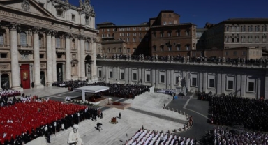 Papa Francis 400 bin kişi tarafından uğurlandı