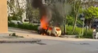 Park halindeki otomobil alev topuna döndü