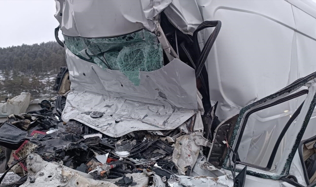Park halindeki tıra çarpan minibüs kağıt gibi ezildi: 1 ölü