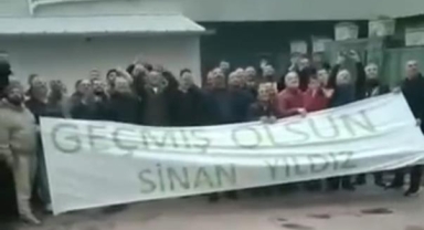 Tedavi gören arkadaşları için pankart hazırladılar