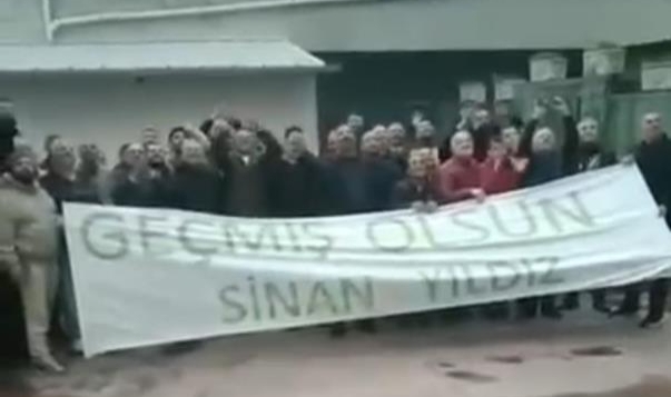 Tedavi gören arkadaşları için pankart hazırladılar