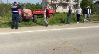 Traktör ile otomobil çarpıştı: 1'i çocuk, 3 yaralı