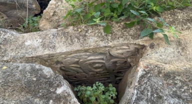 Turistler, Osmanlı Dönemi'ne ait mezar taşı buldu