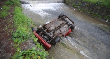 Uzun süredir park halindeki otomobili dereye attılar