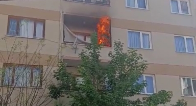 Yanık unutulan sigara balkonu küle çevirdi