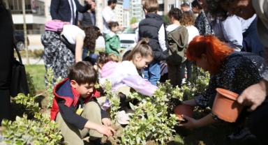Yeni parkın bitkilerini minikler dikti