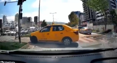 Yolu uzatmak istemeyen taksi, yaya geçidini kullandı