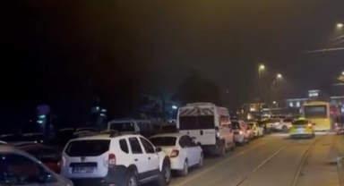 Yolun ortasında otomobili görenler şaştı kaldı