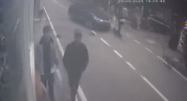 Ani dönüş yapan otomobil scooter sürücüsüne çarptı