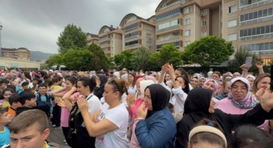Bin 100 öğrenciden anneleri ağlatan sürpriz