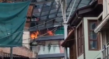 Bursa’da Tarihi Uzun Çarşı'da korkutan yangın!