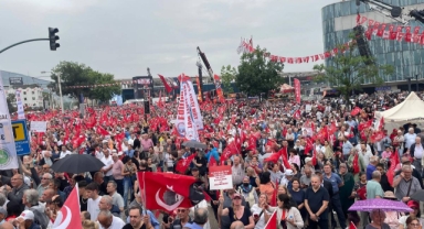 Bursalılar meydanda CHP lideri Özel’i bekliyor!