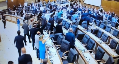 Büyükşehir Belediye Meclisine yakışmayan görüntüler